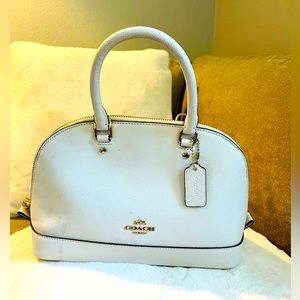 Coach bag. Good condition, comes with a shoulder strap